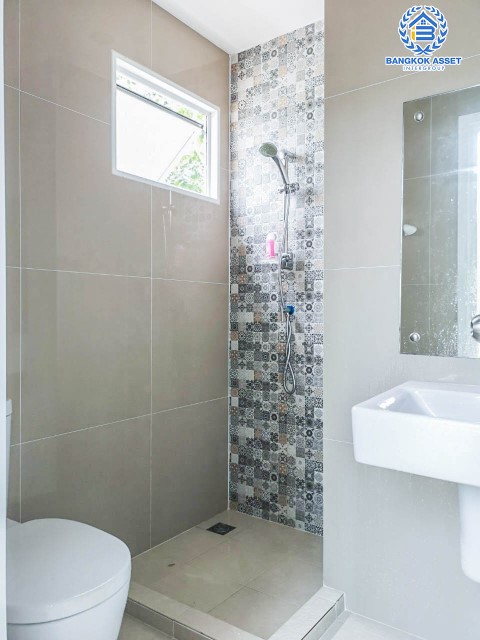 ทาวน์เฮ้าส์มือสองย่านปทุมธานี ม.เจ แกรนด์ รังสิต-คลอง1 หลังมุม! เนื้อที่กว้างขวางถึง 28.7 ตร.ว. ฟังก์ชันจัดเต็มถึง 4 ห้องนอน 3 ห้องน้ำ 2 ที่จอดรถ แถมฟรี 4 เครื่องปรับอากาศ บ้านพร้อมอยู่ เดินทางสะดวก ใกล้รถไฟฟ้าสายสีแดง "สถานีรังสิต" และทางด่วน "อุตราภิมุข"